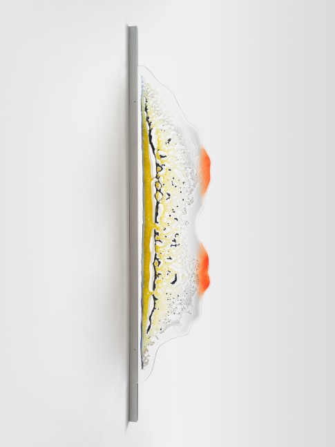Tauba Auerbach
Spontaneous Lace, 2023
kiln-formed glass in aluminum armature
48 x 10 x 3/8 in. (121.9 x 25.4 x 1 cm)