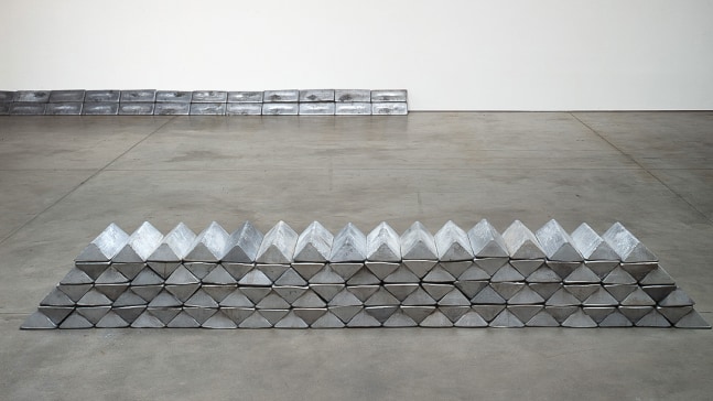 Installation view, Ingots/Wood/Words/Aluminum, Paula Cooper Gallery, 534 W 21st Street, New York. © 2025 Carl Andre / Artists Rights Society (ARS), New York. Courtesy Paula Cooper Gallery, New York. Photo: Tom Powel.