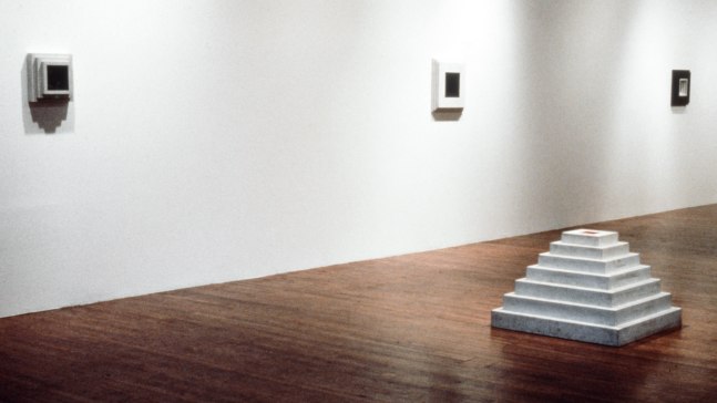 Installation view, Jackie Winsor, Paula Cooper Gallery, 155 Wooster Street, New York, November 2 - 30, 1989. © Jackie Winsor. Courtesy Paula Cooper Gallery, New York. Photo: Geoffrey Clements.