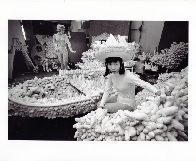Peter Moore
Kusama in her studio surrounded by accumulations, Feb. 28, 1964, 1964
gelatin silver print
image: 6 x 9 in. (15.2 x 22.9 cm)
paper: 8 x 10 in. (20.3 x 25.4 cm)
Peter Moore Photography Archive, Charles Deering McCormick Library of Special Collections, Northwestern University Libraries. &amp;copy; Northwestern University.

피터 무어
Kusama in her studio surrounded by accumulations, Feb. 28, 1964, 1964년
젤라틴 실버 프린트
이미지: 6 x 9인치(15.2 x 22.9cm)
용지: 8 x 10인치(20.3 x 25.4cm)
Peter Moore Photography Archive, Charles Deering McCormick Library of Special Collections, Northwestern University Libraries. &amp;copy; Northwestern University.