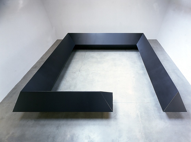 Tony Smith "Stinger" 1968 Steel, painted black 6'6" x 33'4 1/2" x 33'4 1/2"