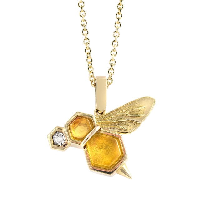 BeeWing Pendant in gold, honey, pollen, and honeycomb 

Gold, diamond, amber, honey, pollen, and honeycomb.

16 x 20 x 5