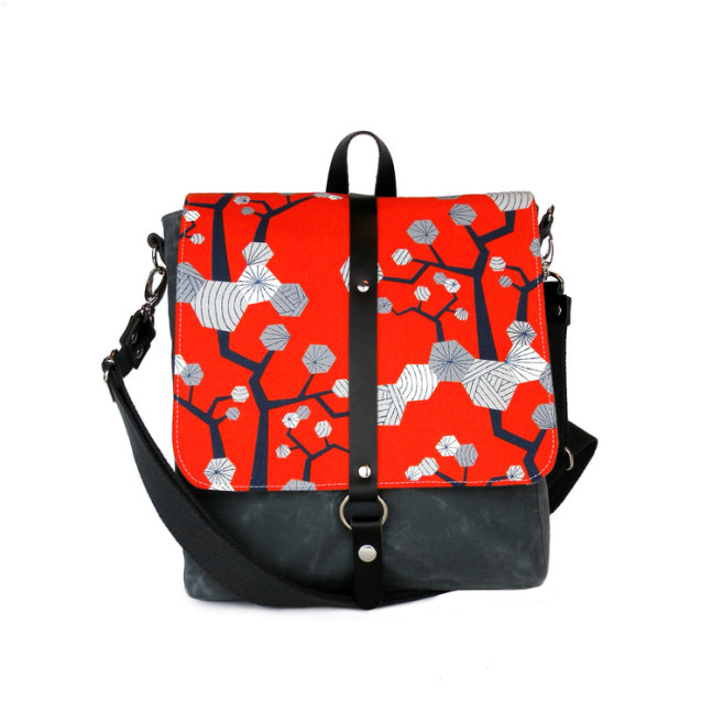 Messenger red floral
Fiber, convertible cross-body/backpack messenger bag in durable waxed canvas
10&amp;quot; x 11&amp;quot; x 2&amp;quot;
2019