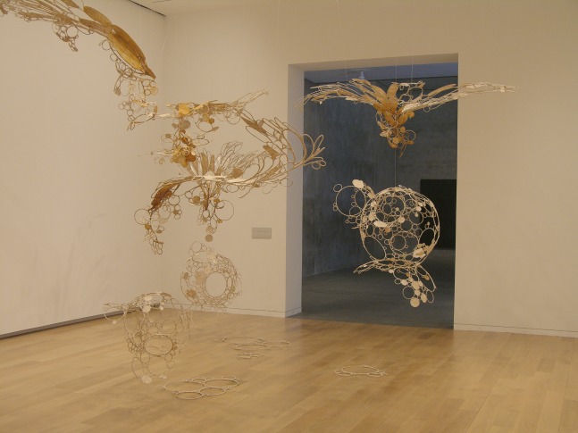 Sun-sneezers blow light bubbles, 2007-2008
Stainless steel, muslin cloth, tamarind kernel powder paste, lacquer
192″ x 288″ x 168″