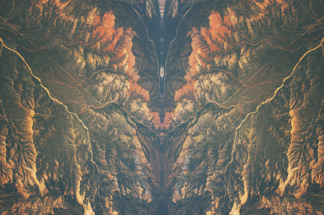 Al-An deSouza
Divine5664 | 2007
C-Print
15.75″ x 23.5″
TG 1794