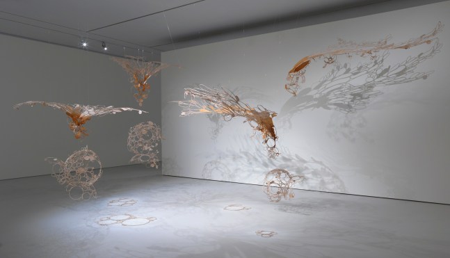 Sun-sneezers blow light bubbles, 2007-2008
Stainless steel, muslin cloth, tamarind kernel powder paste, lacquer
192″ x 288″ x 168″