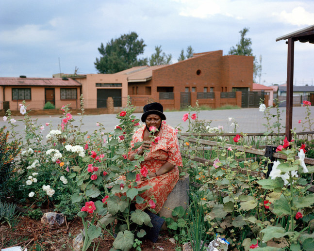 Lindokuhle Sobekwa

Gogo Lucy Zwane in her garden, 2021

Inkjet print on cotton rag

Work: 80 x 100 cm (31.5 x 39.4 in.)

Edition of 3 + 2 AP
