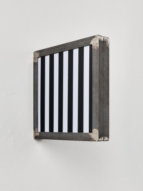 Jeremy Wafer

Sign, 2023

Glass, paint, steel

32 x 5 x 35 cm / 12.6 x 2 x 13.8 in.

Unique