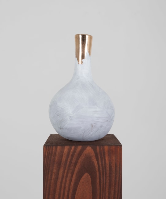 Guggi
Urn II, 2024
Bronze, whitewashed
17 x 11 x 11 cm / 6.7 x 4.3 x 4.3 in