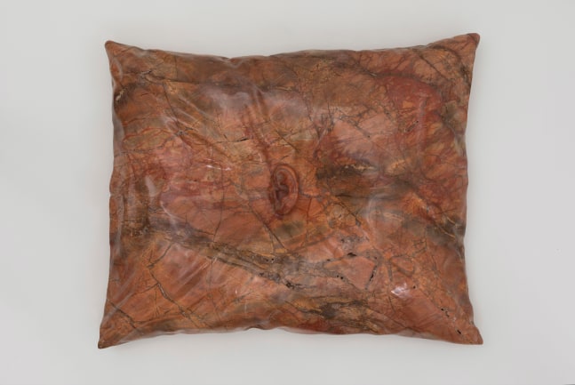 Dorothy Cross
Damascus Pillow, 2021
Damascus rose marble
12 x 52.5 x 42.3 cm / 4.7 x 20.7 x 16.7 in
53 x 42 x 72 cm / 20.9 x 16.5 x 28.3 in plinth