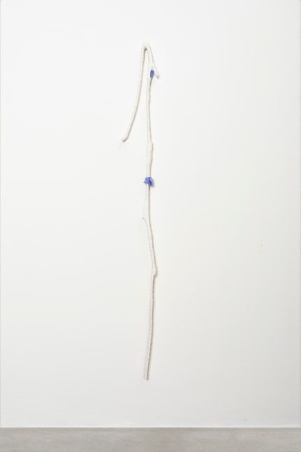 Aleana Egan
hearing, cleaning, 2023
card, tape, noil, dyed cotton, papier m&amp;acirc;ch&amp;eacute;
155 x 18 x 5 cm / 61 x 7.1 x 2 in