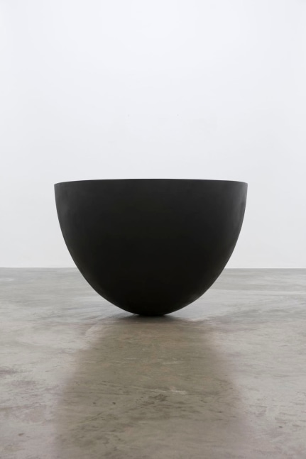 Guggi
Pot I, 2019
polished bronze and black patina
81 x 119.5 x 119.5 cm / 31.9 x 47 x 47 in