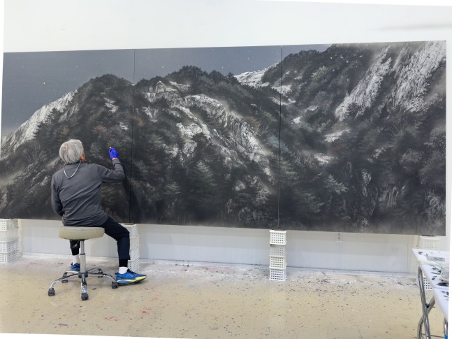 I imagine that Kobo Daishi standing in the cave at the bottom center of this painting, gazing at the stars at night and becoming one with the universe.