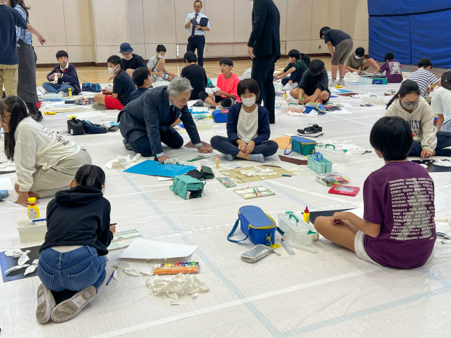 I tought an art class at Azabu public elementary school in Minato-ku, Tokyo. Using Japanese mulberry paper, we explored the imaginations of each children.This program is designed to nurture non-cognitive skills and to recognize that each person is different from the others.