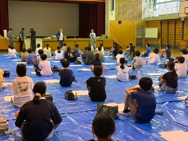 杉並区立杉並第六小学校で6年生に美術の授業をしています。日本中の小学校を廻って子どもたちに会っていますが、とても楽しい思い出ばかりです。