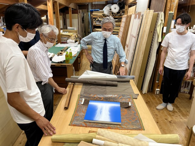京都の表具店静好堂中島にて11月の三越創業350周年を記念した個展に出品する掛軸の裂地を選んでいます。生地はとても古いもので、中には三越創業当時のものもあります。