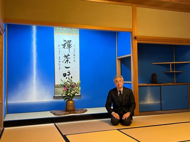 京都の大徳寺聚光院に来ています。禅宗とともに日本中に広まった茶道の聖地の床間です。みずみずしい花が作品と書を引き立てています。禅宗とこの寺院の障壁画のコンセプトも一つと感じていただけるよう制作をしました。
