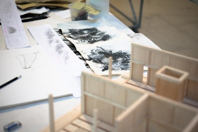 世界遺産・高野山金剛峯寺大主殿の模型を元に下図を作り、絵肌の研究をしています。