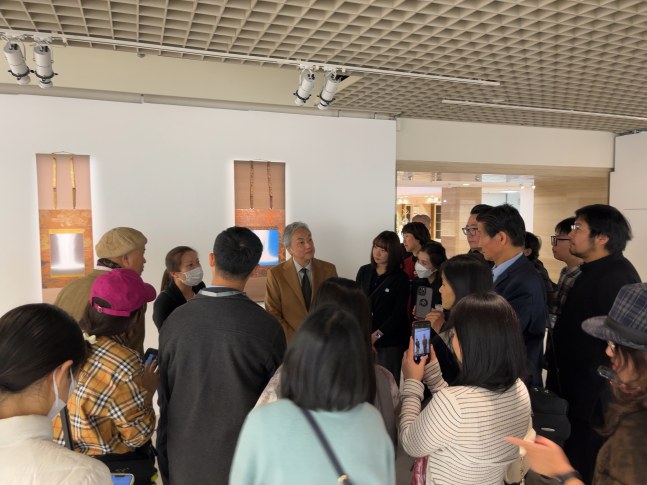 Researchers from the People&amp;#39;s Republic of China visited the venue. We talked about the historical roots of hanging scrolls and Japanese paintings, and there was a lively discussion about how we should further promote cultural exchanges between Japan and China.