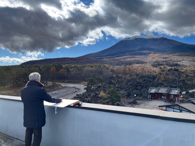 活火山である浅間山の周辺を軽井沢千住博美術館館長の品川惠保㈱ユーキャン会長と廻っています。この作品も来年3月から軽井沢千住博美術館の新たな収蔵品となります。
