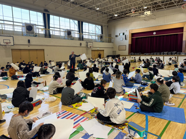 立川市立西砂小学校に来ています。この写真に写っている子どもたちが、みんな全く違う作品を、似たような揉んだ紙から生み出します。みんなが初めから持っている多様性、そして想像力の素晴らしさに感動します。