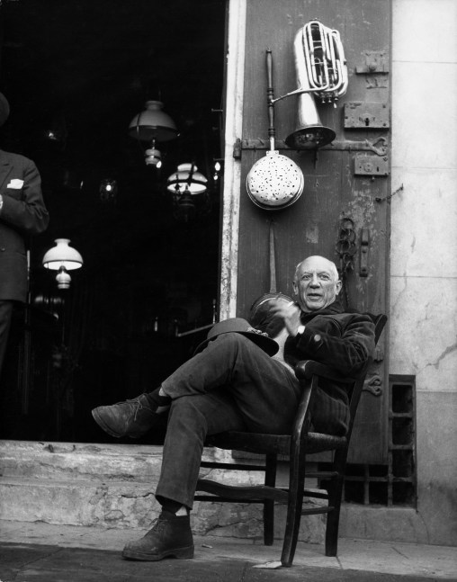 Picasso chez l&amp;#39;antiquaire, Arles, 1959

vintage silver gelatin print

11.81 x 9.45 inches; 30 x 24 centimeters

LSFA# 11169