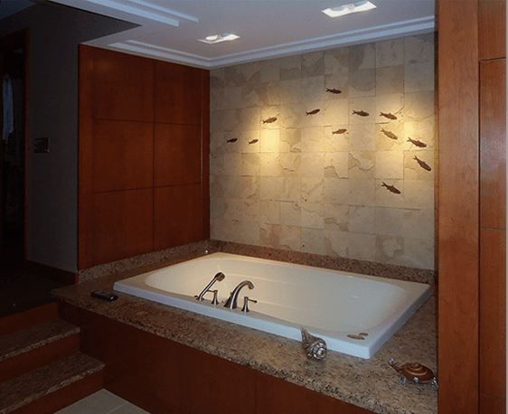 Fossil tile wall made from uniform sized tiles