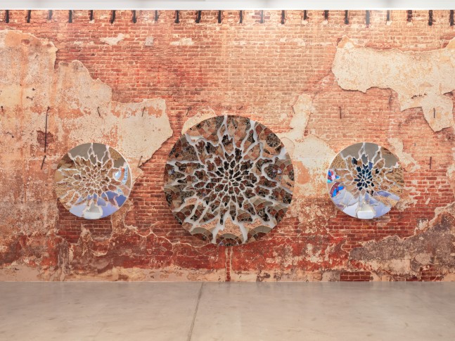 Installation view, Doug Aitken, HOWL, Galerie Eva Presenhuber, Zurich, 2023