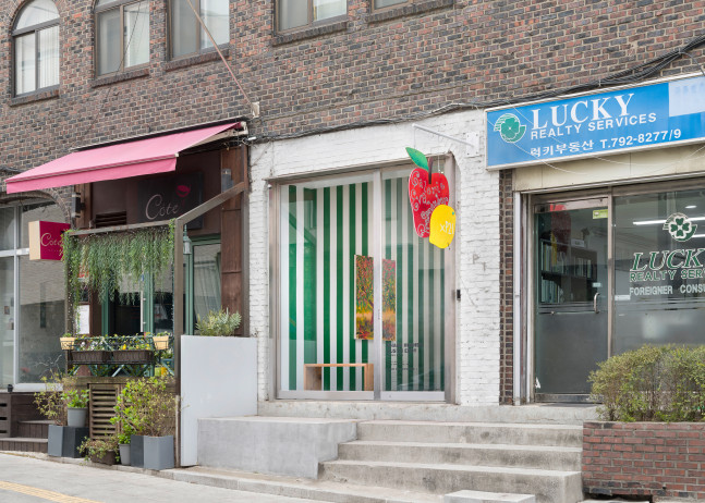 Installation view, Shara Hughes Austin Eddy, Roots n&amp;#39; Fruits, Galerie Eva Presenhuber x P21, Seoul, 2025