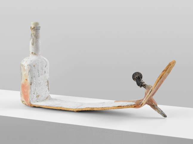 Labstück

1983

Bottle, plaster, paint

30 x 55 x 11 cm / 11 3/4 x 21 5/8 x 4 3/8 in

&amp;copy; Archiv Franz West &amp;copy; Estate Franz West