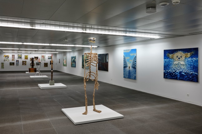 Installation view of paintings and sculptures by Jean-Frédéric Schnyder