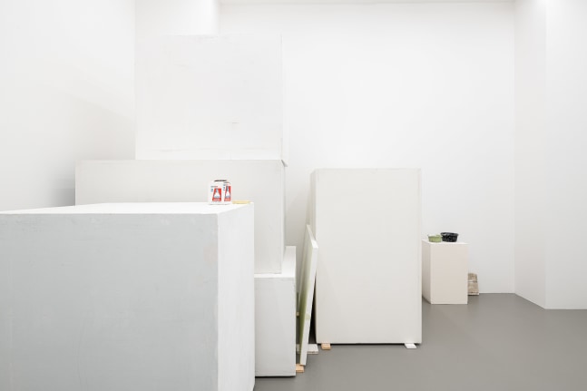 Installation view, Peter Fischli David Weiss, Polyurethane Objects, Galerie Eva Presenhuber, Vienna, 2023 © Peter Fischli David Weiss Courtesy the artists and Galerie Eva Presenhuber. Photo: Jorit Aust