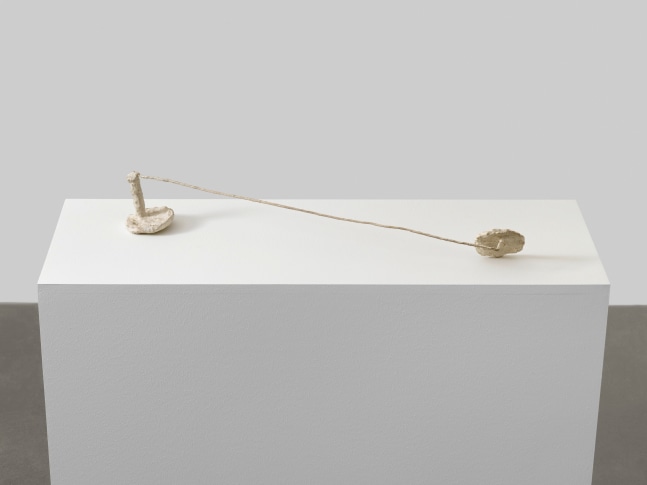 Maulschelle

1980

Lacquer and dispersion on gauze, wire, wood and can lid

10 x 77 x 12 cm / 3 7/8 x 30 3/8 x 4 3/4 in

&amp;copy; Archiv Franz West &amp;copy; Estate Franz West