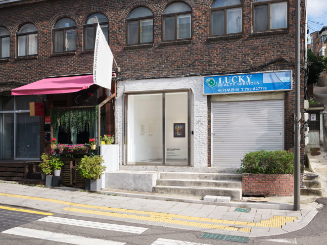 Installation view, Steven Shearer, Wools and Effigies, Galerie Eva Presenhuber x P21, Seoul, 2025