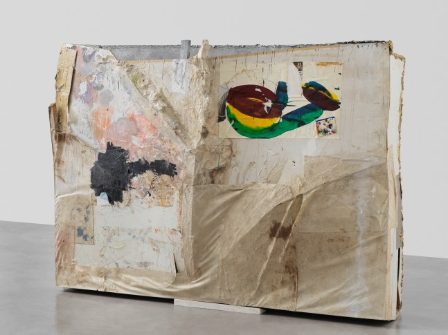 Otto sieht jetzt einen roten Würfel auf dem Tisch

1990

Hardboard, wood, wire mesh, cardboard, glue, iron, paper

160 x 216 x 72 cm / 63 x 85 x 28 3/8 in

&amp;copy; Archiv Franz West &amp;copy; Estate Franz West