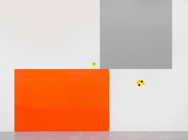 Wall Painting (RAL 7004 Grey), 293 x 230 cm / opaque Plexiglass-Board, 200 x 300 x 0.3 cm (GS Orange 2H02), Plexiglass-Objekt, 3-pcs, 13 x 13 x 1.3 cm (GS Green 6C02), &amp;nbsp;Plexiglass-Objekt, 3-pcs, 22 x 26 x 0.9 cm (GS Yellow 1H01, Black 9H01), bolts, washer 

2015 

Dimensions variable

&amp;copy; Gerwald Rockenschaub