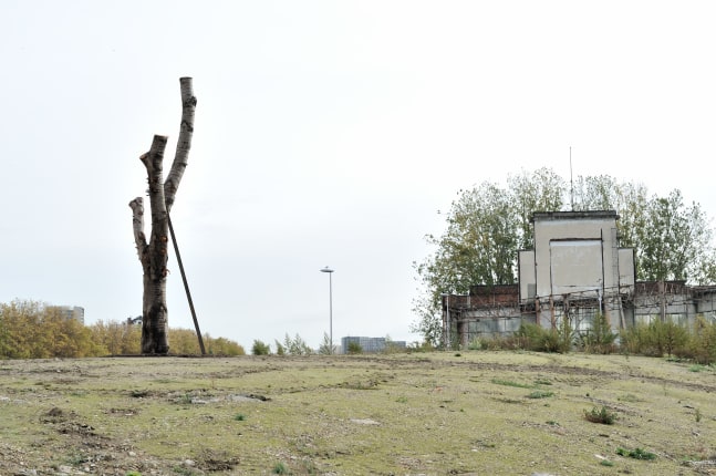 Installation view of sculpture by Oscar Tuazon
