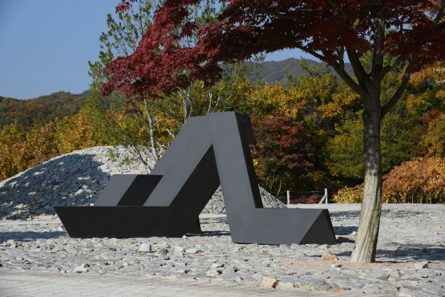 Steel, painted black
7 ft. 7 1/4 in. &amp;times; 18 ft. 8 in. &amp;times; 11 ft. 3 in. (231.8 &amp;times; 569 &amp;times; 342.9 cm), edition 3/3
Hansol Holdings, Seoul