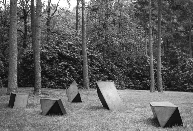 Steel, painted black
5 units, height range 23 in. to 451&amp;frasl;2 in., edition 5/5
Kr&amp;ouml;ller-M&amp;uuml;ller Museum, Otterlo, The Netherlands