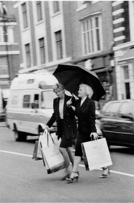 Alison Jackson  Diana and Marilyn Shopping, 2000