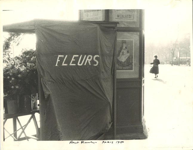 Fleurs, Champs-&amp;Eacute;lys&amp;eacute;es, Paris, 1950

gelatin silver print

image: 9 1/2 x 13 1/2 in.

sheet: 11 x 14 in.