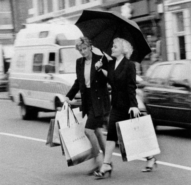 Alison Jackson, Diana and Marilyn Shopping, 2000
