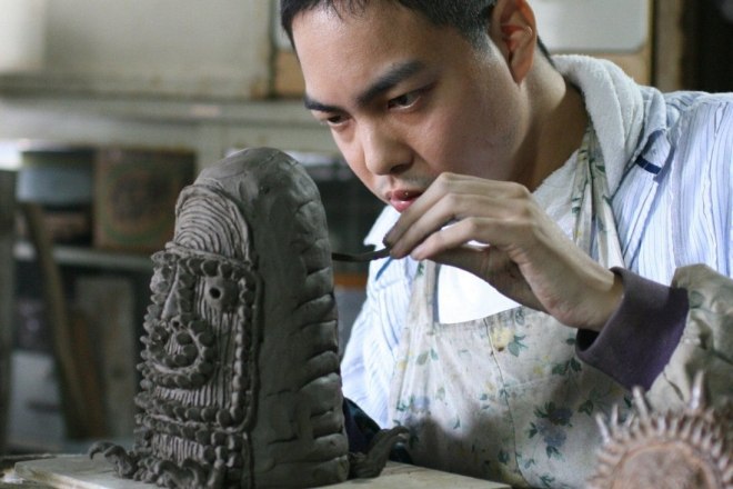 Shinichi Sawada working on ceramics in his studio