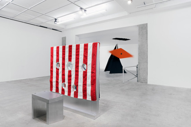 Installation view of &ldquo;Kinetics of Violence: Alexander Calder + Cady Noland&rdquo; (2017)