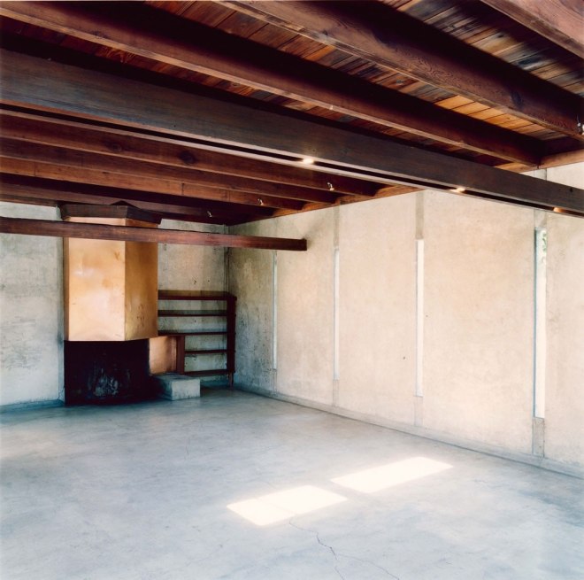 Candida Höfer in SCHINDLER HOUSE LOS ANGELES. SPACE AS A MEDIUM OF ART