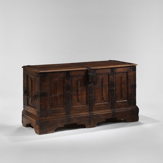 picture of a medieval trunk in a gray room