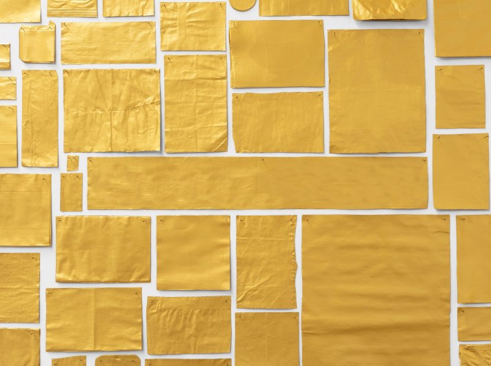 abraham_cruzvillegas_autorretrato_ciego_brindando_con_vino_espumoso_2019