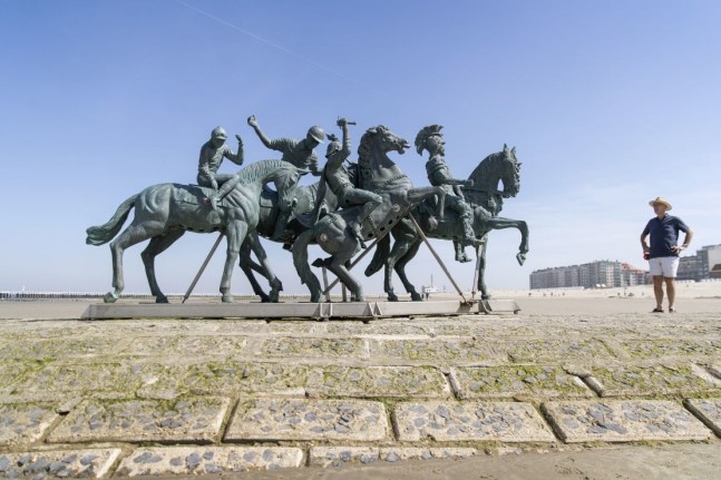 Men, 2018. Found bronze statues, 500 x 200 x 250 cm. Permanent installation.
