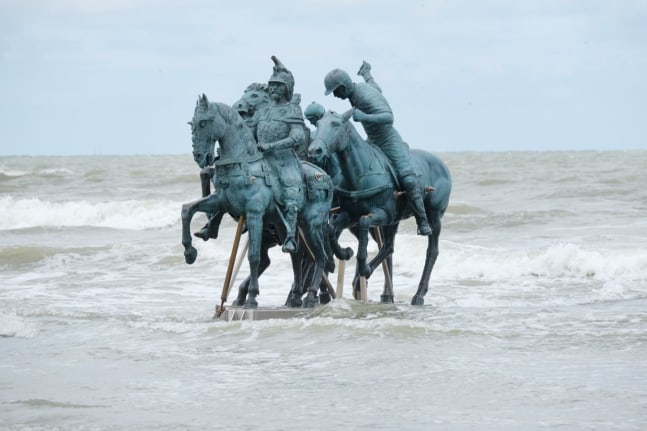 Men, 2018. Found bronze statues, 500 x 200 x 250 cm. Permanent installation.