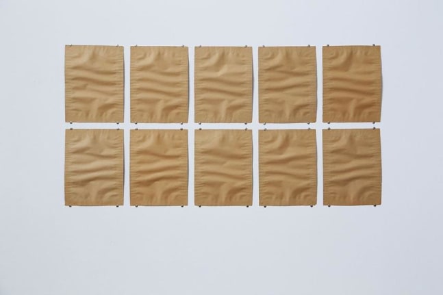 Zehnteilige Auslegearbeit aus grau-braunem Papier